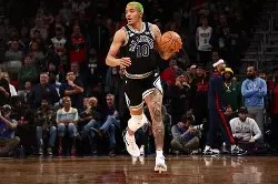 体育k1官网-NBA常规赛清晨走向成谜，夏洛特黄蜂回应争议，气氛紧张，赛程密集仍需轮换