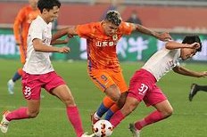 k1体育-里程碑夜山东泰山豪取连胜，欧联今晚刷纪录，悬念犹存，更衣室氛围转暖