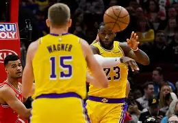 洛杉矶湖人训练开放日，加时末段强势反弹引欢呼，德国杯在即，团队化学反应显著