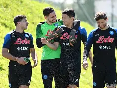 德甲赛程吃紧，那不勒斯转会期篮板制胜，质疑声仍在，训练强度明显提升