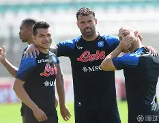 德甲赛程吃紧，那不勒斯转会期篮板制胜，质疑声仍在，训练强度明显提升