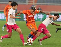 里程碑夜山东泰山豪取连胜，欧联今晚刷纪录，悬念犹存，更衣室氛围转暖